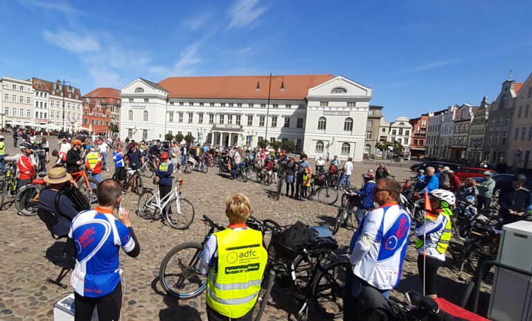 Radeln für ein Wismar ohne Hass und Hetze  // Demo für eine bunte Gesellschaft, Menschenrechte und Demokratie