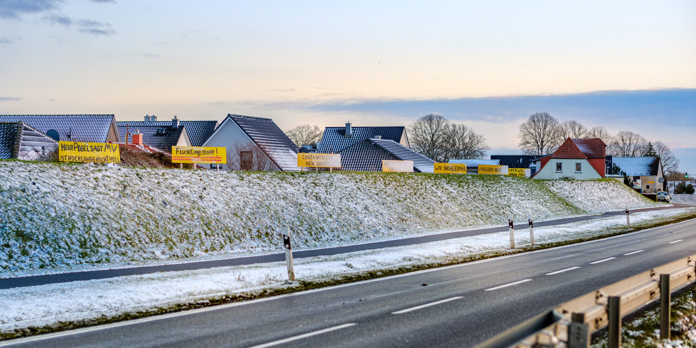 Protestschilder gegen die Gemeinschaftsunterkunft für Geflüchtete in Upahl