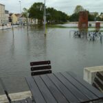 Kreuzung am Hafen in Wismar bei Hochwasser